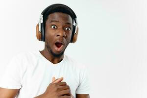 emocional homem com surpreso facial expressão dentro fones de ouvido ouvindo para música foto