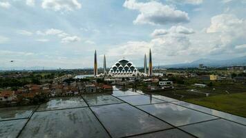 aéreo Visão do a lindo cenário al-jabbar Bandung mesquita prédio, uma ampla mesquita dentro a cidade do bandung. bandung, Indonésia, novembro 22, 2022 foto