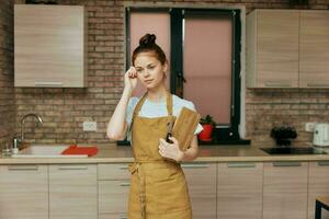 lindo mulher cozinha apartamento cozinha corte borda utensílios interior moderno estilo foto