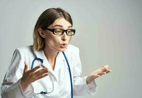 retrato do fêmea enfermeira dentro médico vestido e azul estetoscópio foto