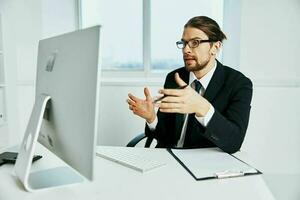 homem de negocios a oficial é trabalhando às a computador estilo de vida foto