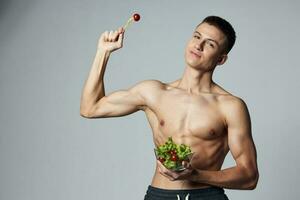 homem segurando prato do salada Esportes Comida energia fisiculturista exercite-se isolado fundo foto