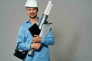 alegre masculino engenheiro dentro branco capacete construção plantas trabalhos foto