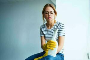 limpeza senhora às casa interior Cuidado trabalho Renderização serviço detergente foto