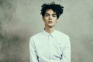 homem com encaracolado cabelo branco camisa Gerente estúdio estilo de vida foto