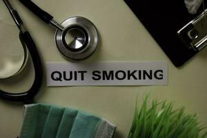 Sair fumar com inspiração e cuidados de saúde médico conceito em escrivaninha fundo foto