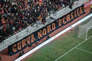 multidões em grupo do fãs em a estádio Jacarta internacional estádio. seletivo foco em bandeira. Jacarta, Indonésia, agosto 1, 2022 foto