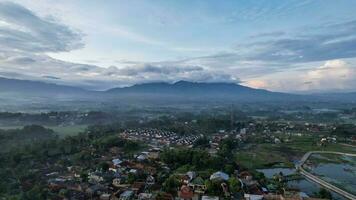 aéreo Visão do local bagendit é uma famoso turista local dentro garut com montanha visualizar. garut, Indonésia, pode 19, 2022 foto