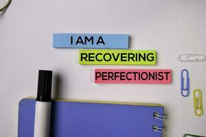 Eu sou uma recuperando perfeccionista em pegajoso notas isolado em branco fundo. foto