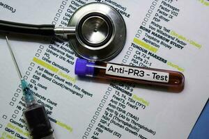 anti-pr3 - teste com sangue amostra. topo Visão isolado em escritório escrivaninha. cuidados de saúde médico conceito foto