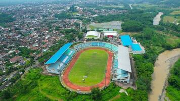 aéreo topo baixa Visão do a lindo cenário do moch. sobrinho estádio. com Magelang paisagem urbana fundo. magolang, Indonésia, dezembro 6, 2021 foto