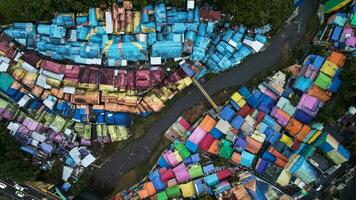 aéreo Visão do a velho favela Vila jodipan com colorida casas dentro Malang cidade. leste Java, Indonésia foto