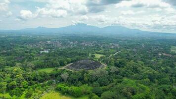 aéreo Visão do a magnífico borobudur têmpora. a os mundos maior budista monumento, dentro central Java. magolang, Indonésia, dezembro 6, 2021 foto