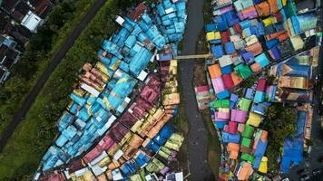 aéreo Visão do a velho favela Vila jodipan com colorida casas dentro Malang cidade. leste Java, Indonésia foto