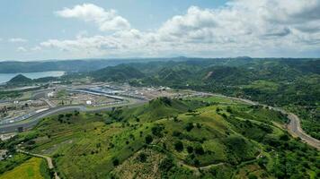 aéreo Visão do cheio rastrear Visão do a mandalica o circuito. a internacional mandalica o circuito dentro Indonésia. lombok, Indonésia, marcha 22, 2022 foto