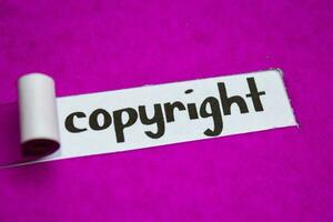 direito autoral texto, inspiração, motivação e o negócio conceito em roxa rasgado papel foto