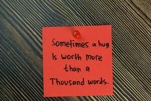 as vezes uma abraço é que vale a pena Mais que uma mil palavras escrever em pegajoso notas isolado em de madeira mesa. motivação conceito foto