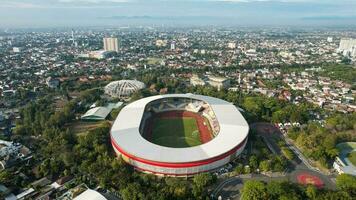 aéreo topo baixa Visão do a lindo cenário do manahan só estádio. com paisagem urbana fundo. só, Indonésia foto