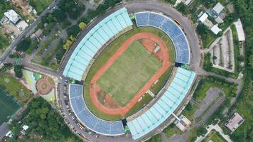 aéreo Visão do a lindo cenário si Jalak harupat futebol ou futebol estádio dentro a manhã com azul céu. bandung, Indonésia, novembro 22, 2022 foto