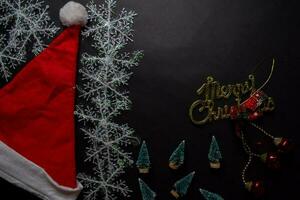 santa claus vermelho chapéu, alegre Natal texto e decorativo Natal presentes isolado em Preto fundo foto