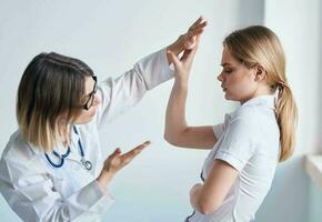 médico dentro uma médico vestido a medida a temperatura do uma fêmea paciente fornecendo remédio Serviços foto