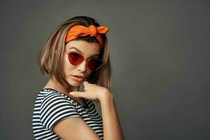 mulher com arco de cabelo oculos de sol posando moda cortada Visão foto