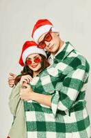 uma homem abraços uma mulher jovem casal Novo anos oculos de sol feriado amizade foto