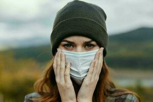 lindo mulher dentro uma médico mascarar dentro a floresta fechar-se retrato foto