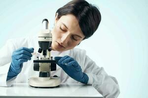 mulher cientista biotecnologia pesquisa microscópio tecnologia foto