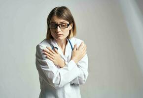 retrato do fêmea enfermeira dentro médico vestido e azul estetoscópio foto