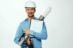 alegre homem dentro construção uniforme engenheiro trabalhos desenhos profissional foto