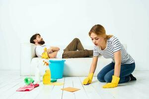 homem e mulher lavando suprimentos limpeza tarefas domésticas foto