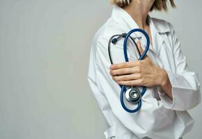 profissional médico mulher com azul estetoscópio e branco médico vestido foto