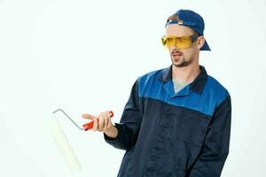 uma homem dentro uma trabalhando uniforme pintura a paredes reparação a casa foto