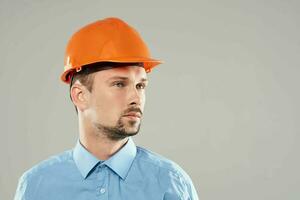 homem dentro construção uniforme proteção trabalhando profissão foto