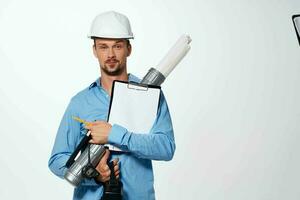 alegre homem dentro construção uniforme engenheiro trabalhos desenhos profissional foto