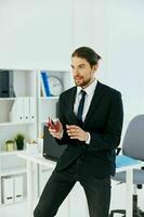 homem de negocios segurando uma telefone Telefone escritório executivo foto