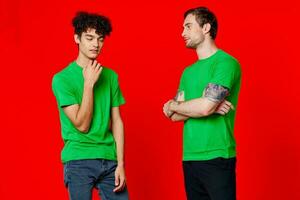 dois homens dentro verde Camisetas estão em pé lado de lado comunicação isolado fundo foto