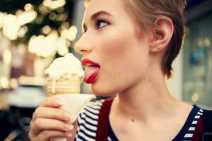 curto cabelos mulher ao ar livre comendo gelo creme andar estilo de vida foto