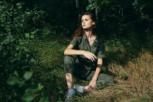 mulher dentro a floresta em a terra Sol fresco ar verão foto