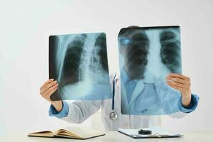 médico com raios X dentro mãos hospital saúde pesquisa foto