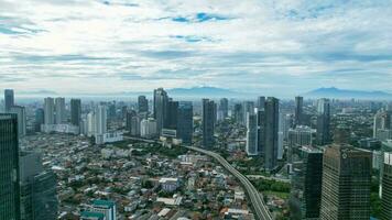 aéreo Visão do quieto tráfego em sudirman rua com arranha-céus durante final de semana dentro Jacarta cidade. Jacarta, Indonésia, marcha 8, 2022 foto
