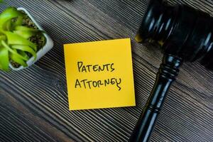 conceito do patentes advogado escrever em pegajoso notas isolado em de madeira mesa. foto