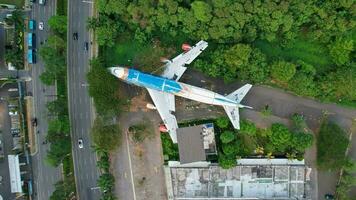 aéreo Visão do a velho avião em a lado do a rodovia por aí Bekasi resumo. consertado vai tornar-se uma restaurante. bekasi, Indonésia, setembro 30, 2022 foto