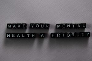 faço seu mental saúde uma prioridade em de madeira blocos. motivação e inspiração conceito foto