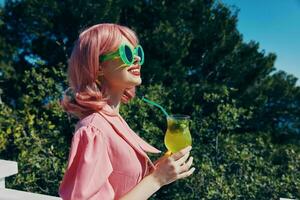 retrato do lindo mulher felicidade período de férias ensolarado verão coquetel bebendo álcool foto