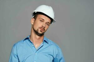 alegre masculino engenheiro construção capacete em dele cabeça segurança trabalhos foto