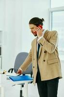 elegante homem segurando uma telefone Telefone escritório tecnologias foto