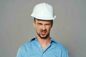 homem dentro trabalhando uniforme branco construção capacete segurança profissional foto