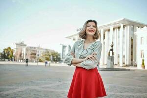 fofa Loiras menina com vermelho lábios ao ar livre dentro a cidade posando andar foto